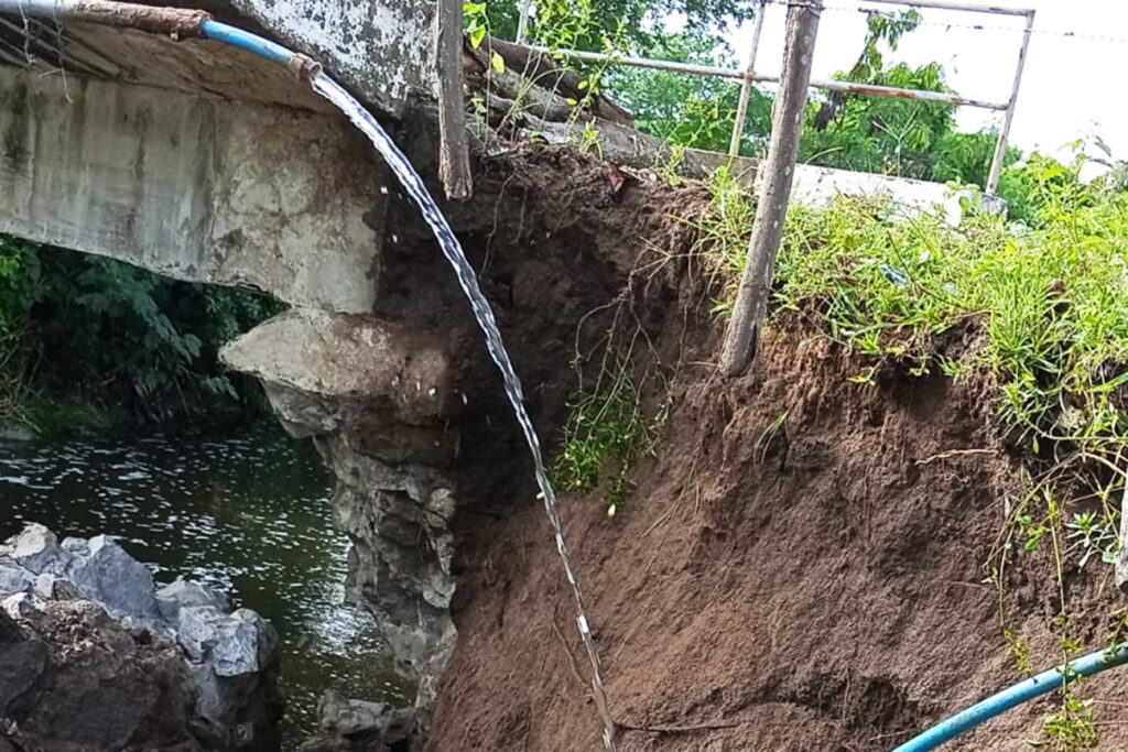 Prefeitura interdita ponte, em Feira, após desmoronamento causado pelas chuvas