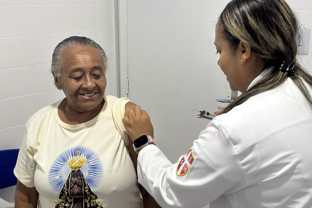 Feira de Santana aplica mais de 2 mil doses da vacina contra a gripe no fim de semana
