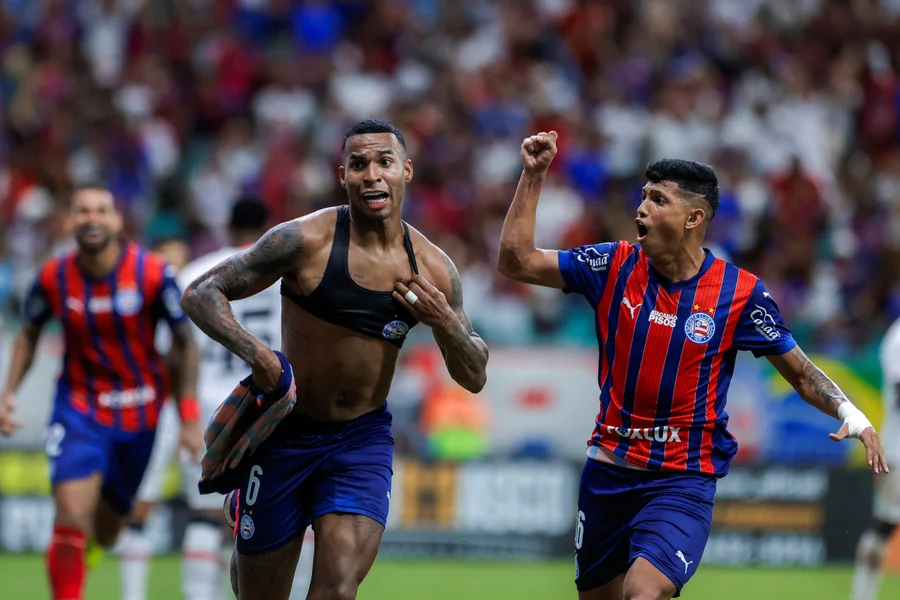 Bahia bate o Vitória de virada, levanta o 52º Baianão e volta a ser campeão invicto após 44 anos