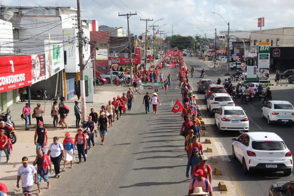 MST ocupa ruas de Feira de Santana durante marcha estadual em defesa da reforma agrária