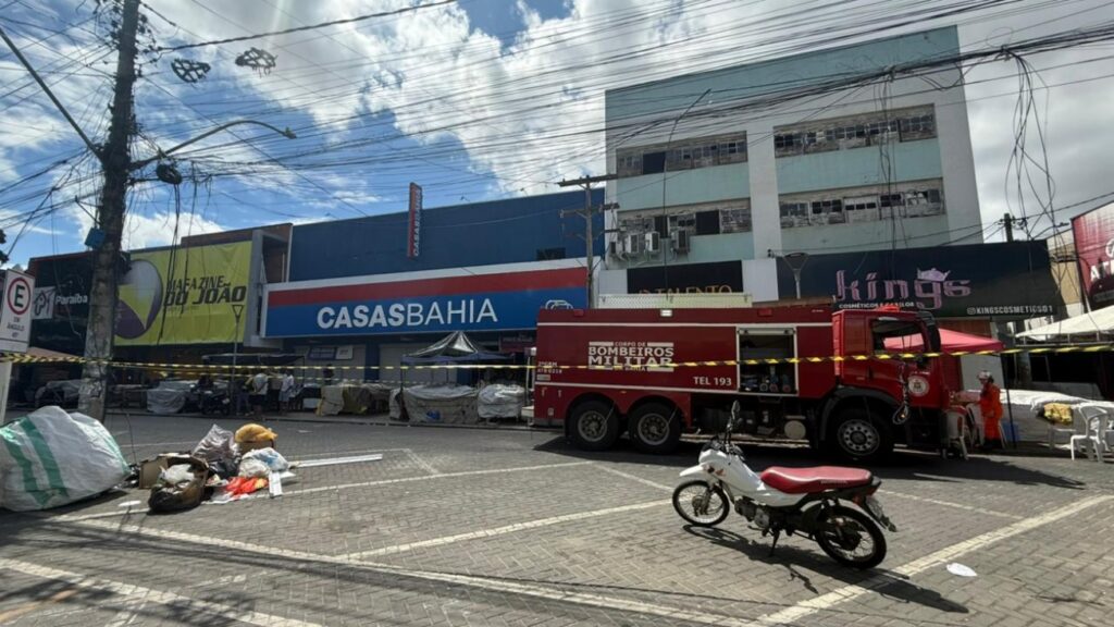 Operação integrada foi decisiva para controlar incêndio no centro de Feira e evitar que chamas atingissem lojas vizinhas