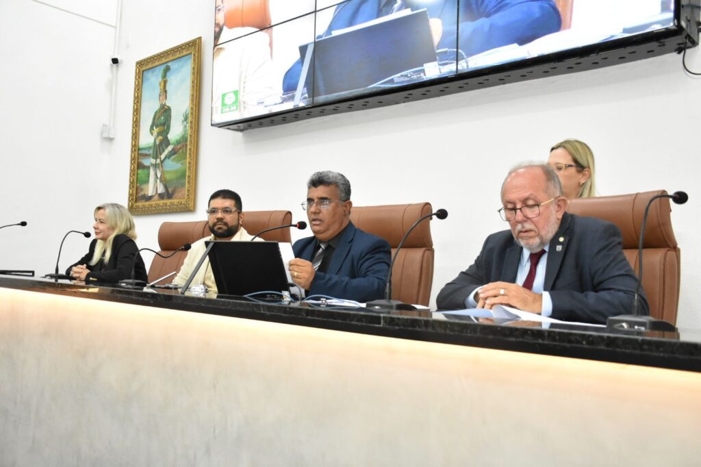 Vereadores criticam ausência de diretora do Clériston em audiência sobre fila da regulação em Feira