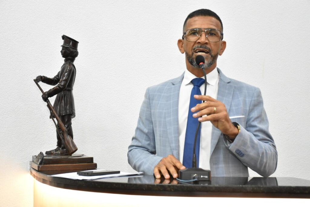 Vereador denuncia dano em asfalto recém-entregue após obra da Embasa e cobra fiscalização 