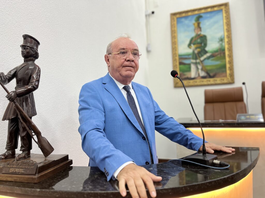 Sob ânimos exaltados, líder do Governo sobe o tom: ‘Eu acho que não devo morrer político, porque ser político é uma vergonha’