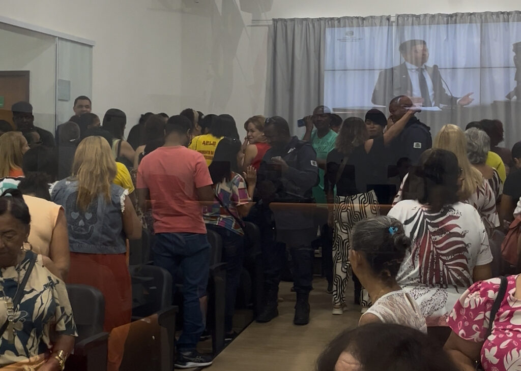 Professores dão as costas a vereadores de Feira após pagamento dos precatórios com exclusão dos juros