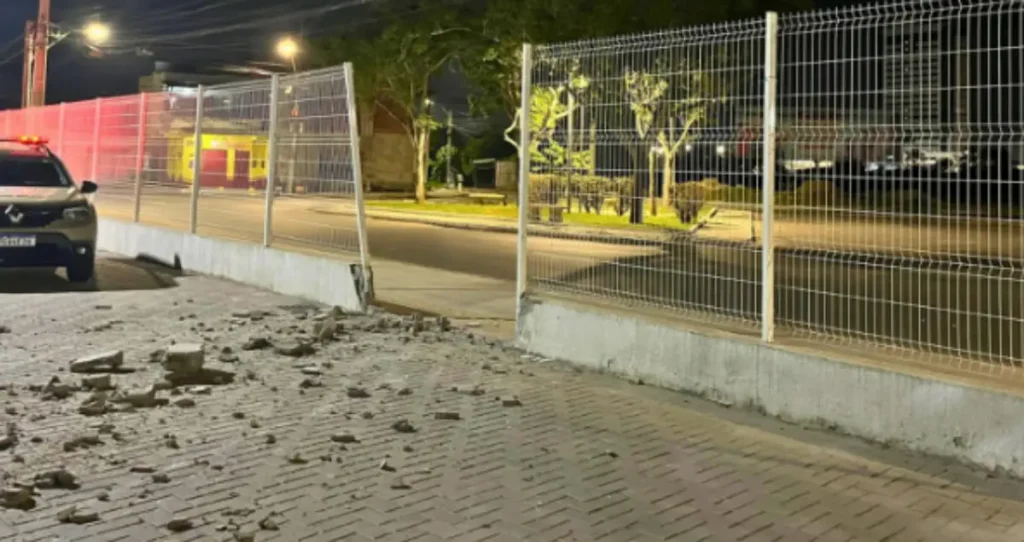 Adolescente suspeito de embriaguez bate carro em estrutura do Centro de Convenções de Feira