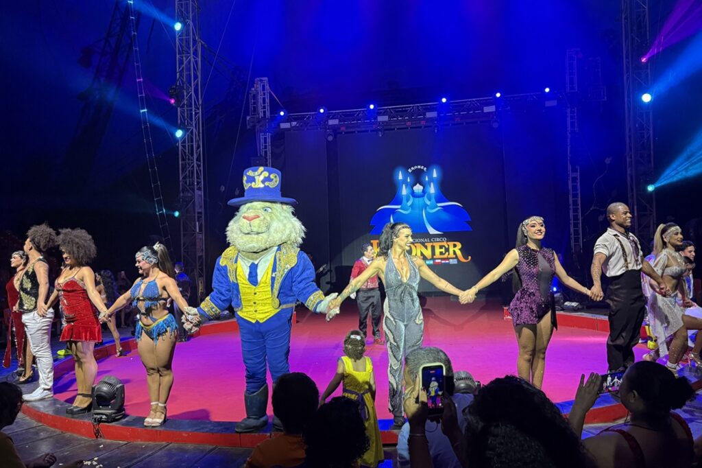 Circo Kroner promoveu espetáculo inclusivo com participação de estudantes da rede municipal de Feira de Santana