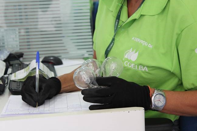 Ação da Coelba distribui lâmpadas de LED gratuitas em bairros de Feira