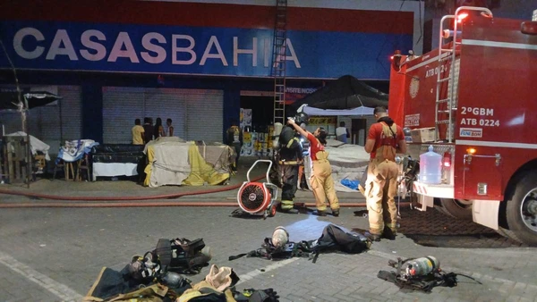 Incêndio de grandes proporções atinge loja da Casas Bahia no centro de Feira de Santana