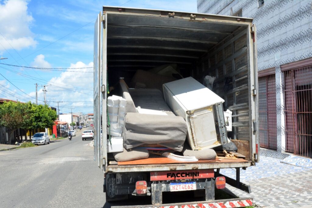 Prefeitura realiza ‘Operação Bota-Fora’ no Jardim Cruzeiro e recolhe cerca de 8 toneladas de resíduos