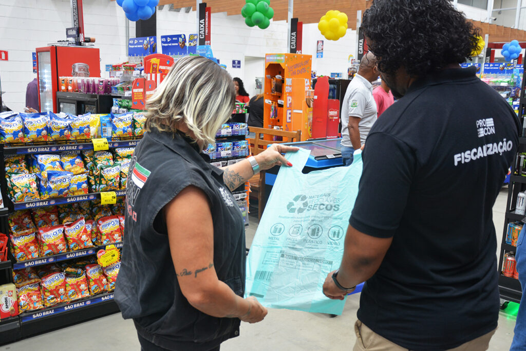 PROCON intensifica fiscalização contra cobrança abusiva de sacolas plásticas em atacadistas de Feira