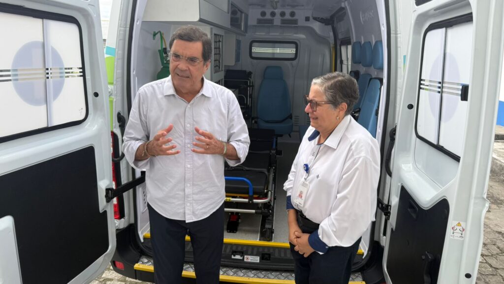 Ambulância destinada ao HGCA por Angelo Almeida reforça estrutura para transferência de pacientes em Feira de Santana