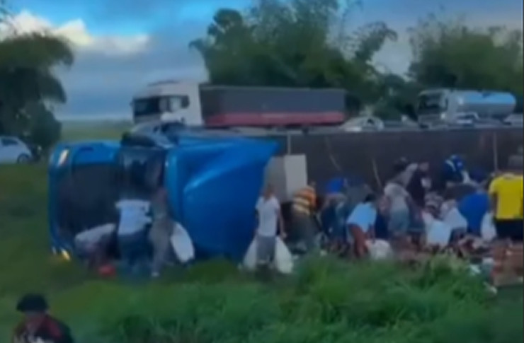 Carga de cerveja é saqueada após carreta tombar na BR-324