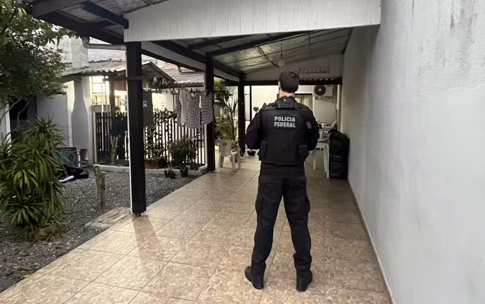 Operação da PF em Feira de Santana bloqueia R$ 10 milhões de grupo suspeito de fabricar cigarros ilegais