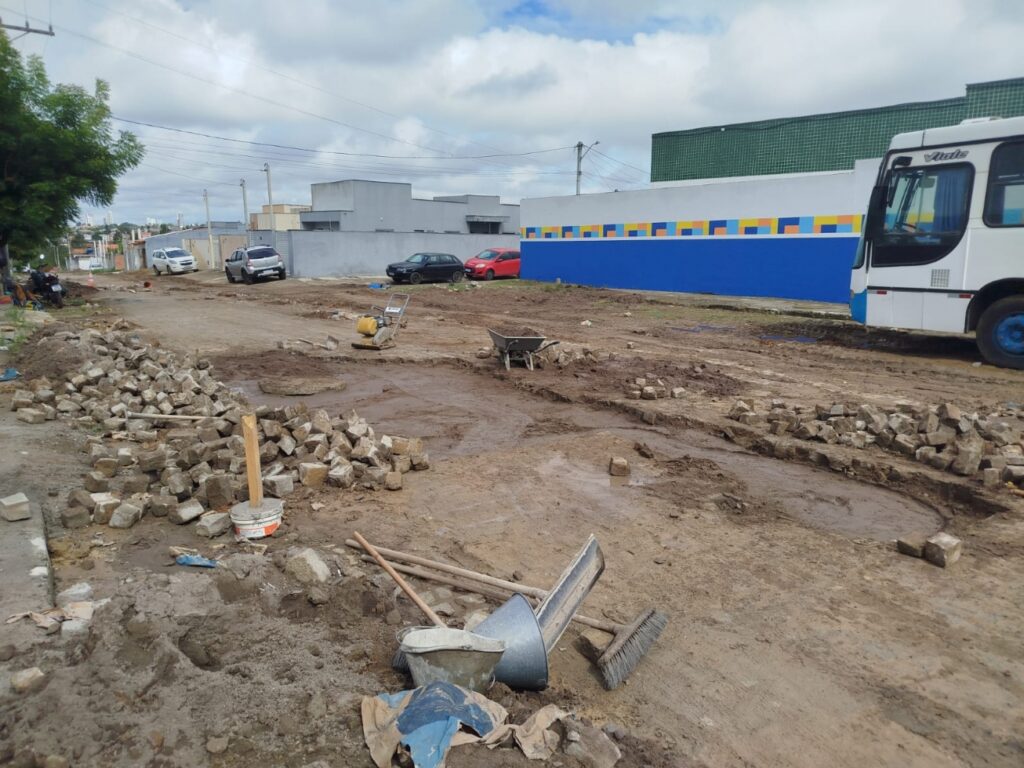 Prefeitura de Feira notifica construtora por transtornos causados por obra de drenagem na Mangabeira