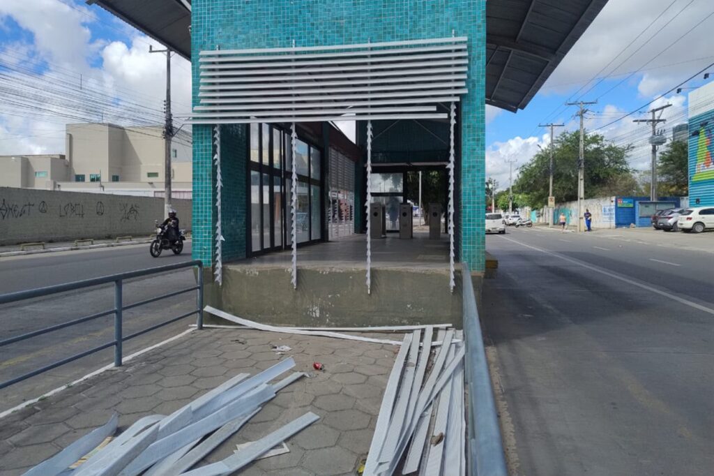 Estações do BRT de Feira e terminais sofrem com onda de depredação e roubo de cabos
