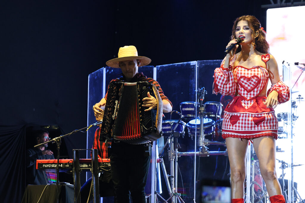 Paula Fernandes leva sucessos da carreira ao palco no segundo dia do Arraiá de Feira em São José