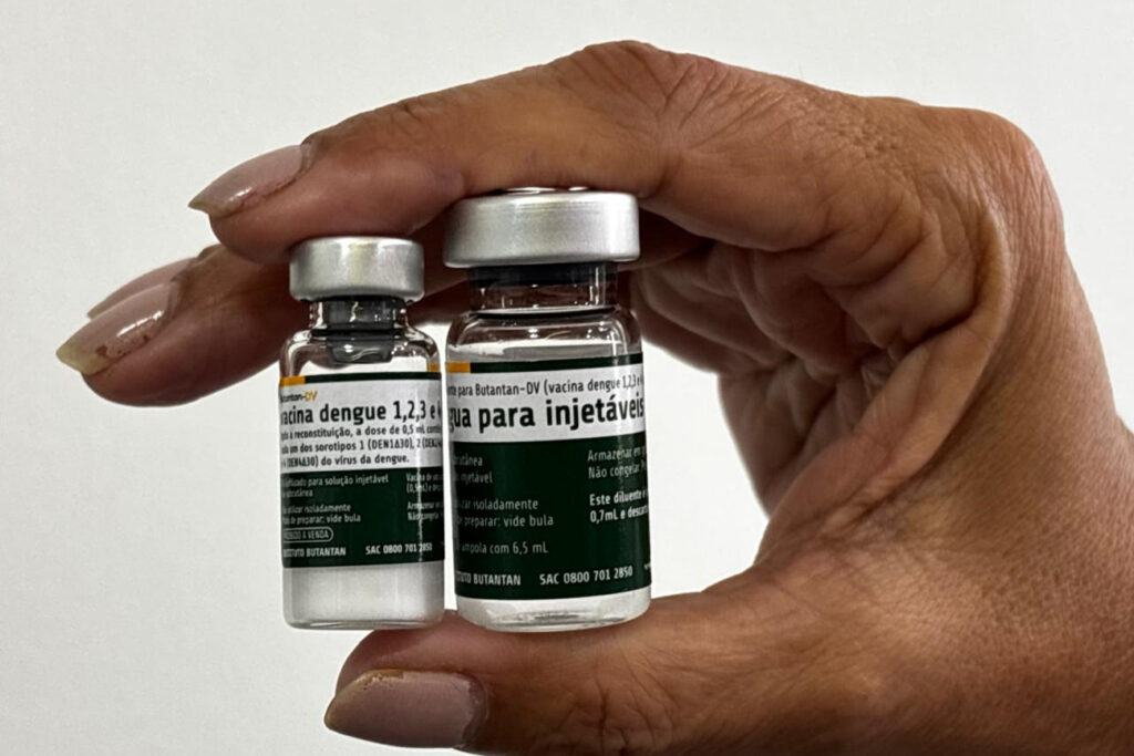 Após alerta nacional, Feira suspende aplicação de vacina contra dengue em profissionais da saúde