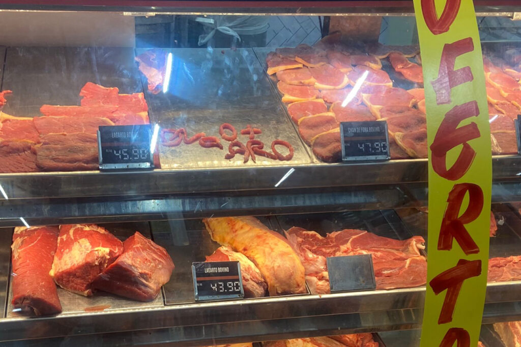 PROCON autua supermercado em Feira após fiscalização constatar irregularidade na venda de carne moída