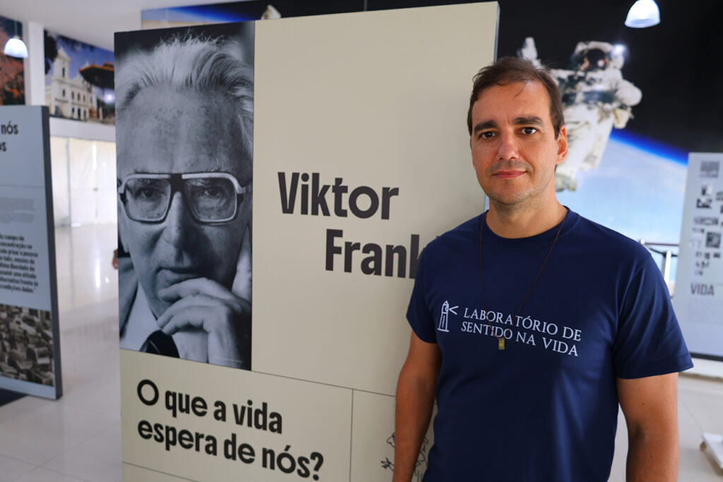 Feira de Santana recebe exposição que retrata trajetória de Viktor Frankl e a busca pelo sentido da vida