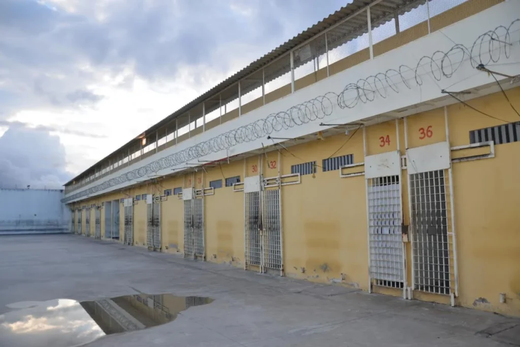 Preso foge do Conjunto Penal de Feira de Santana; polícia faz buscas na região do Aviário