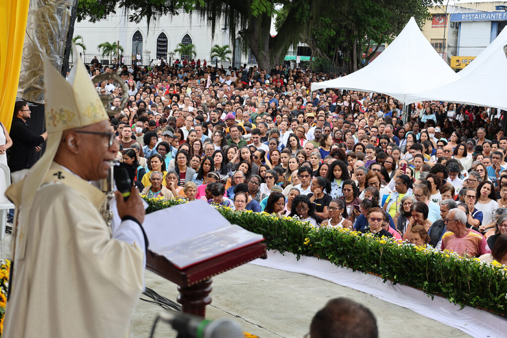 Milhares de fiéis celebram Corpus Christi, levando mensagem de fé às ruas de Feira de Santana
