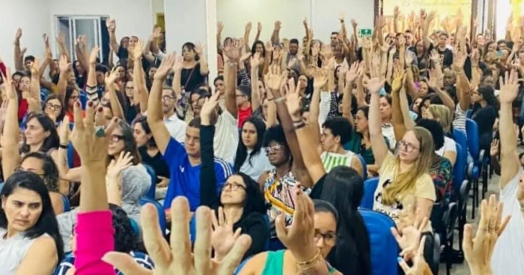Professores de escolas particulares da Bahia aprovam estado de greve e ameaçam paralisação