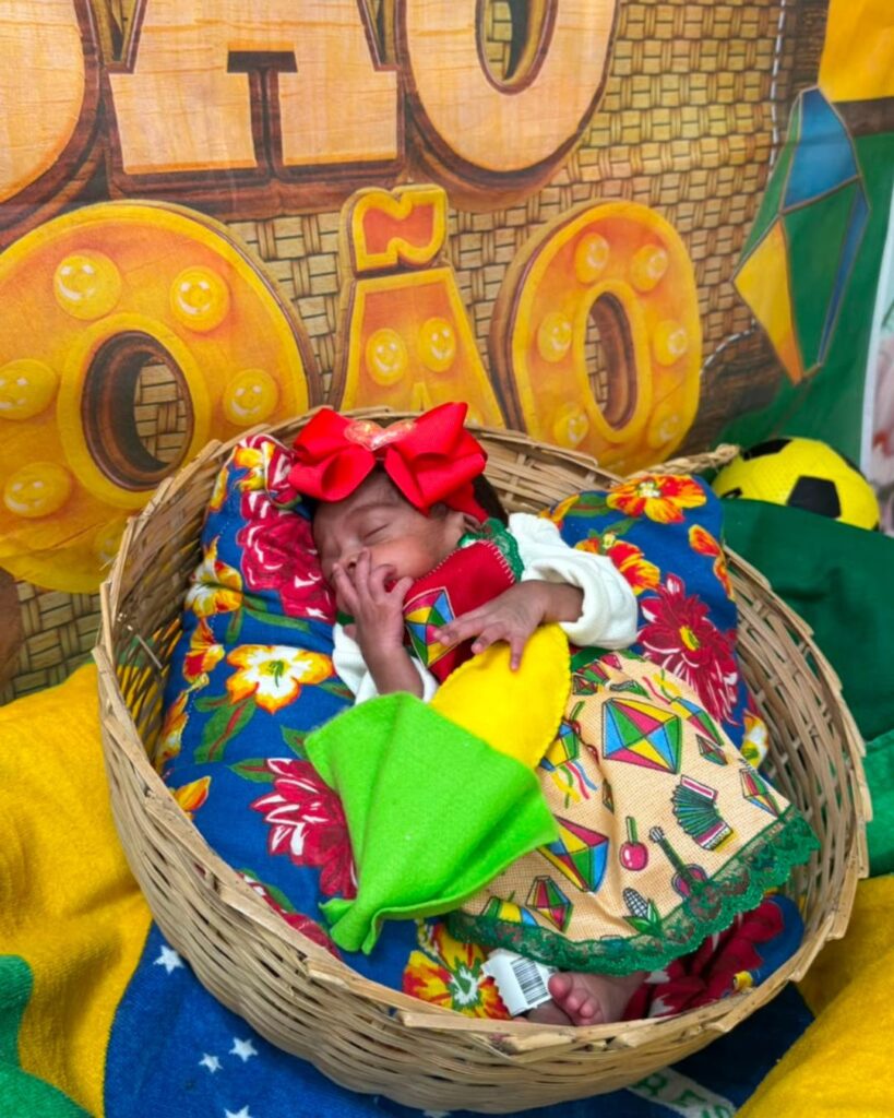 Bebês internados no Hospital Estadual da Criança participam de ensaio temático de São João e Copa do Mundo