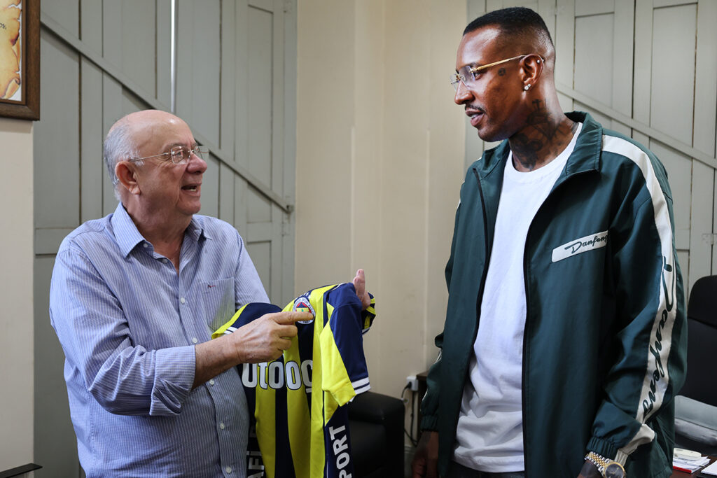 Em Feira de Santana, Talisca participa de anúncio de novo campo oficial de futebol no Oyama Pinto