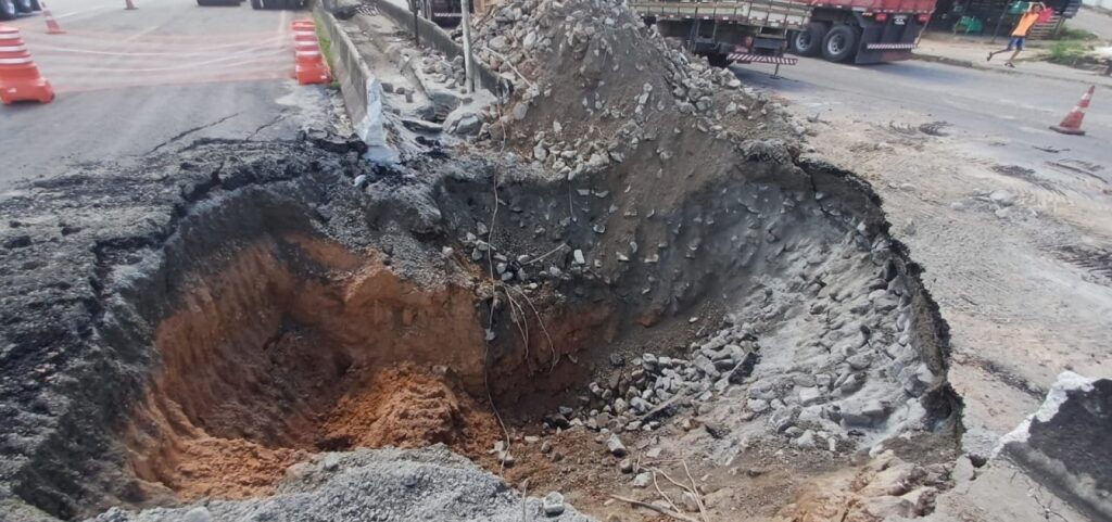 Cratera na pista interdita novamente trecho da BR-324, trazendo transtornos no sentido Feira de Santana