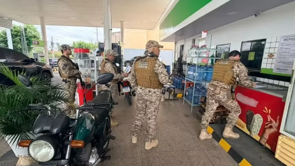 Operação contra fraude em bombas de combustíveis cumpre mandado em Feira de Santana
