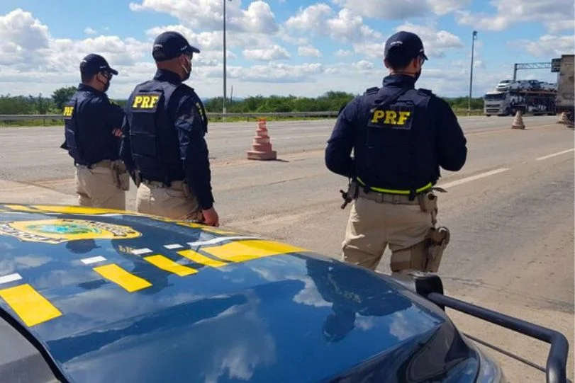 Motorista foge e abandona 46 passageiros após PRF identificar documento falso na BR-116, em Feira de Santana