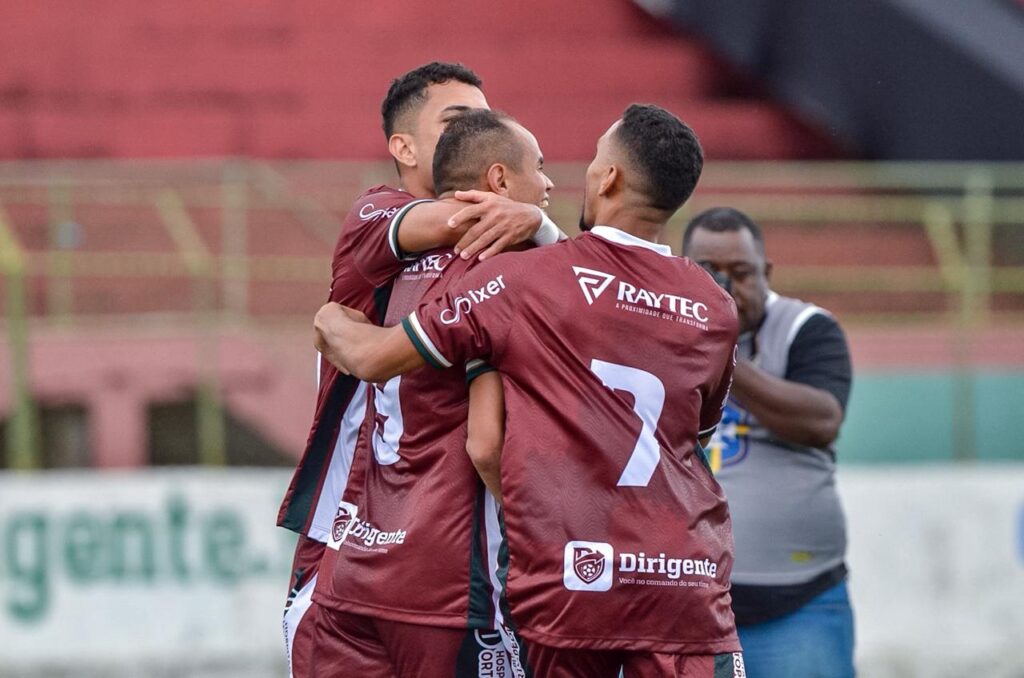 Fluminense de Feira vence o Feira FC, garante acesso e está de volta à elite do futebol baiano
