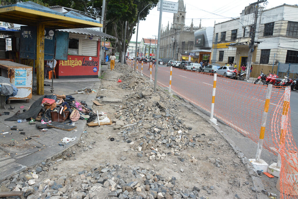 Praça dos Sapateiros começa a ser revitalizada e profissionais passam a atuar em espaço provisório