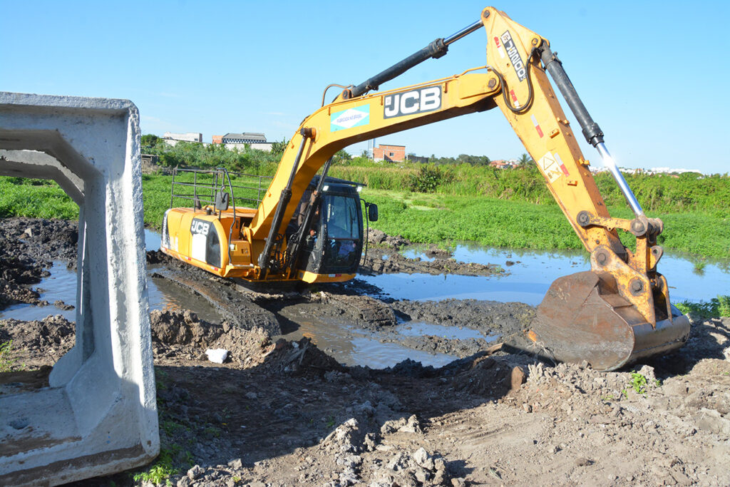 Obras de drenagem na lagoa Chico Maia avançam com construção de galerias subterrâneas para reduzir alagamentos no Alto do Papagaio