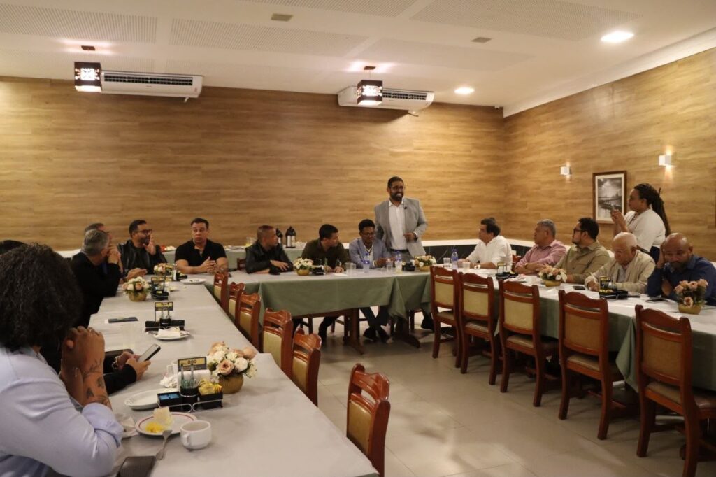 Secretário feirense participa de encontro com prefeitos e destaca ações de Jerônimo Rodrigues em Feira