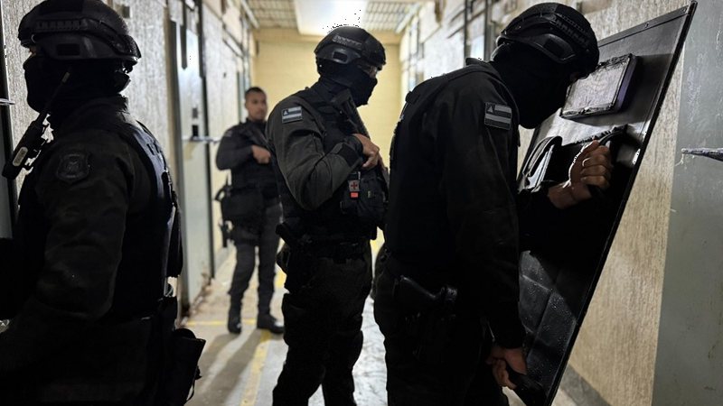 Policiais penais negociavam entrada de celulares e drogas no presídio de Feira por WhatsApp e recebiam por Pix, aponta investigação