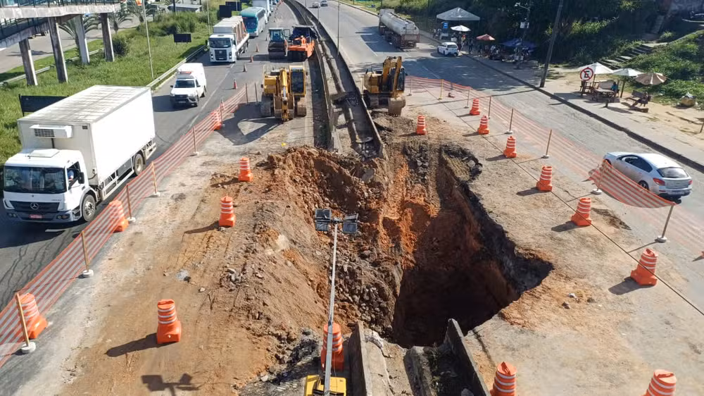 Cratera na BR-324: obras seguem sem previsão de liberação total da pista