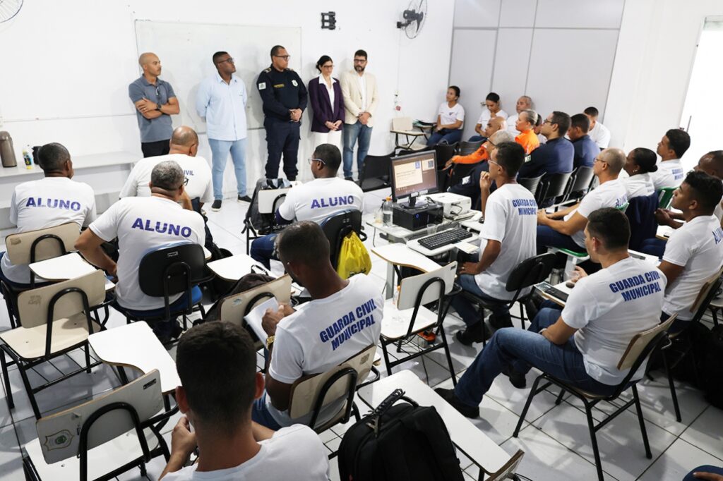 Agentes da Guarda Municipal participam de debate sobre riscos das bets em Feira