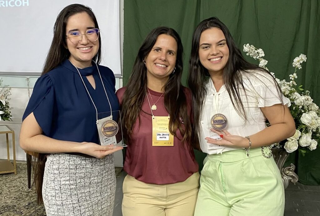 Estudantes de Odontologia da UNEF são premiadas durante a 8ª Jornada Odontológica
