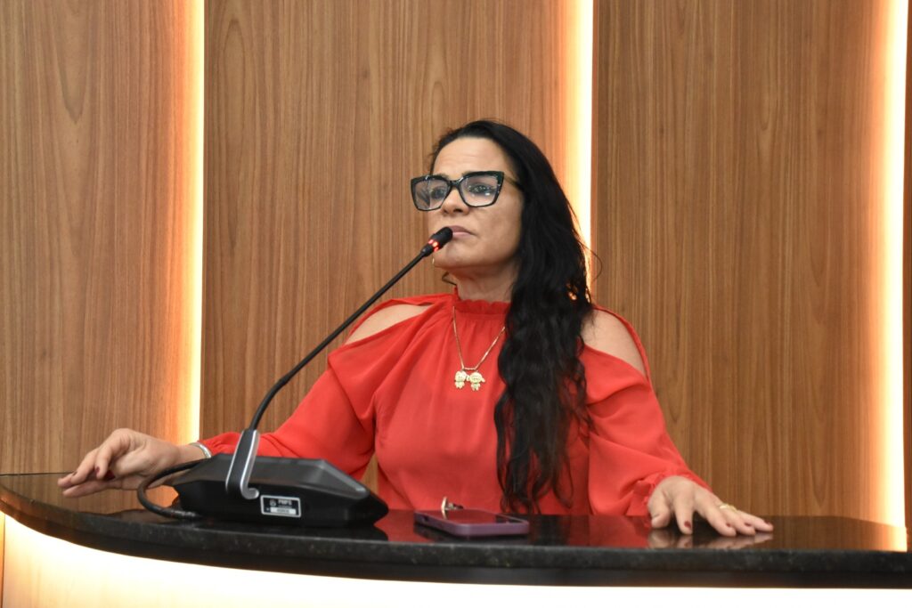 Lu de Ronny pede convocação de secretários para explicar falta de execução de leis