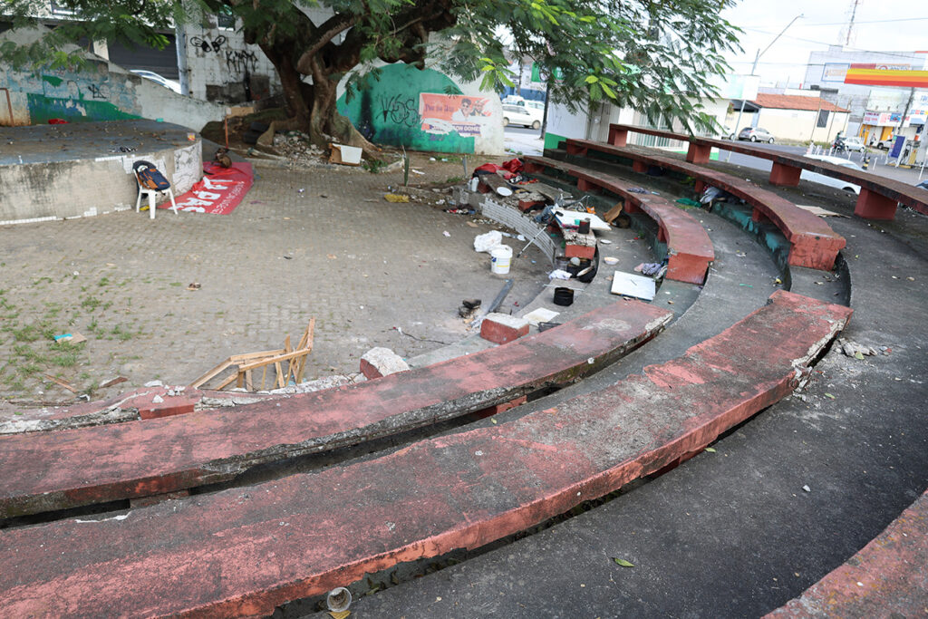 Com investimento de R$ 900 mil, Prefeitura de Feira inicia reforma da Praça do Fórum