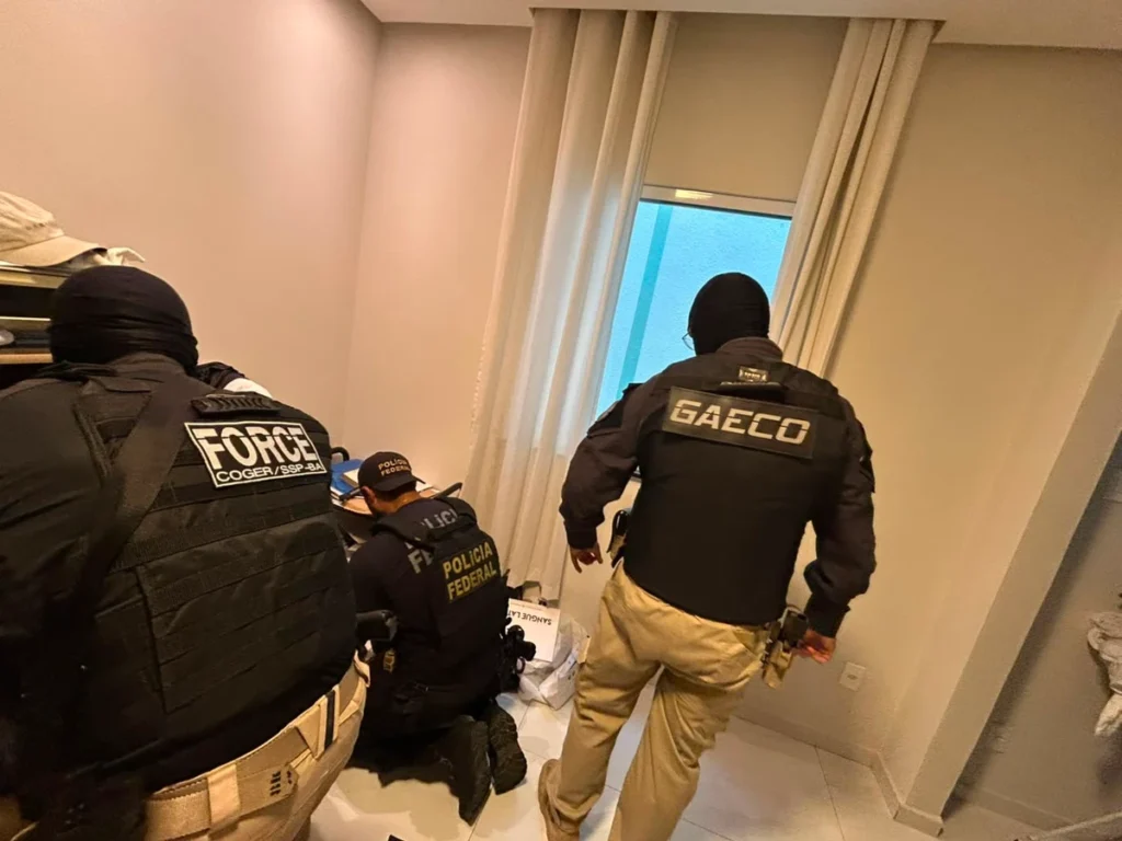 PF cumpre mandados em Feira de Santana contra policial investigado por acesso a dados sigilosos
