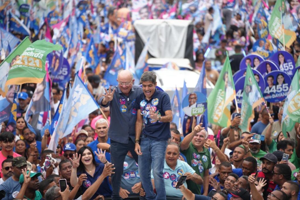 Neto reúne milhares de apoiadores em caminhada pelas ruas de Feira, na reta final de campanha