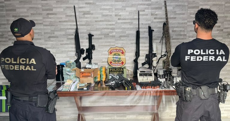 PF apreende 44 armas e R$ 535 mil em operação contra fraudes em registros de CACs em Feira