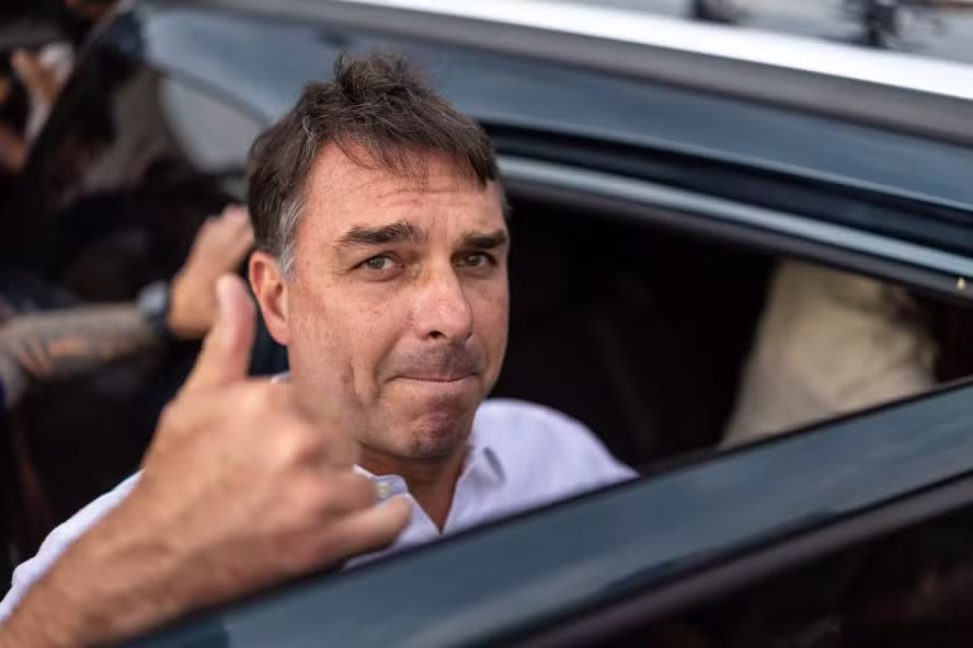 Nos EUA, Flávio Bolsonaro se autoproclama presidente eleito do Brasil, se compara a Rui Barbosa e promete liderar oposição a Lula