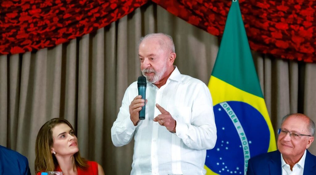 No segundo turno, Lula mira em rejeição de Flávio e diz que candidato fará “tesouraço” em programas sociais