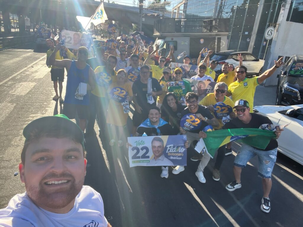 Apoiadores de Flávio Bolsonaro realizam adesivaço em Feira de Santana