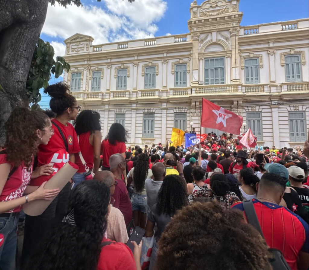 Ato pró-Lula reúne estudantes e apoiadores no centro de Feira de Santana