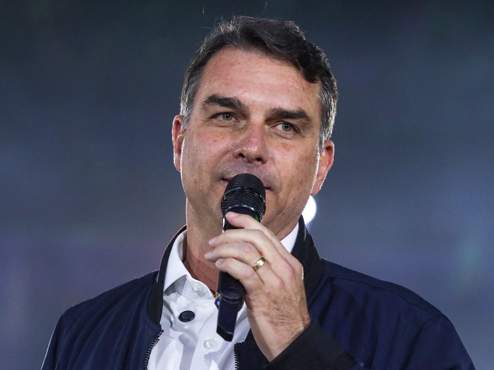 Às vésperas da votação, Flávio anuncia apoio ao fim da escala 6×1